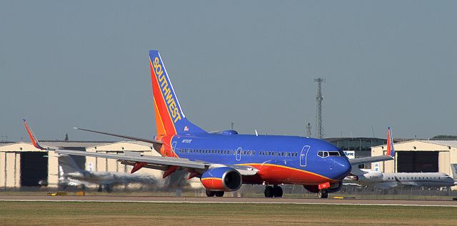 Boeing 737-700 (N7737E)