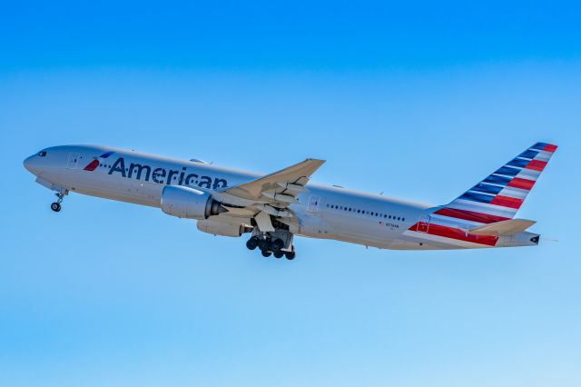 Boeing 777-200 (N776AN) - An American Airlines 777-200 taking off from PHX on 2/9/23 during the Super Bowl rush. Taken with a Canon R7 and Tamron 70-200 G2 lens.