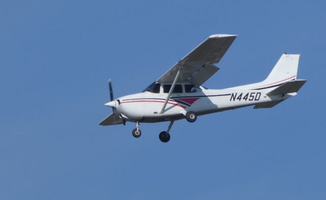 Cessna Skyhawk (N445D) - On final is this 1999 Cessna Skyhawk 172S in the Autumn of 2019.