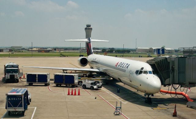 McDonnell Douglas MD-90 (N916DN) - Delta MD-90-30 N916DNbr / I flew on this plane way back on Mar-13-2002 DAL-AUS and here she is 14 years later at AUSbr /May-10-2016