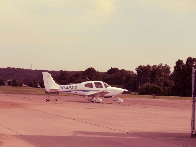 Cirrus SR-20 (N345CE)