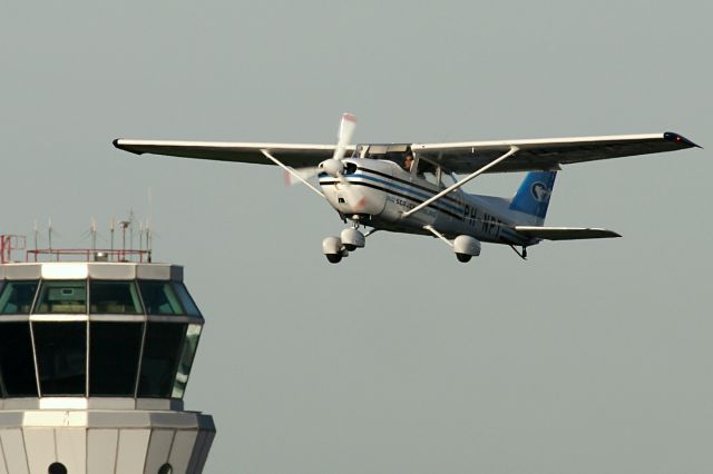 Cessna Skyhawk (PH-NPT) - FLYING TOWARDS THE EVENING SUN