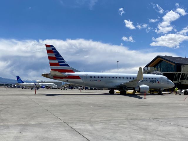 Embraer 175 (N252NN)