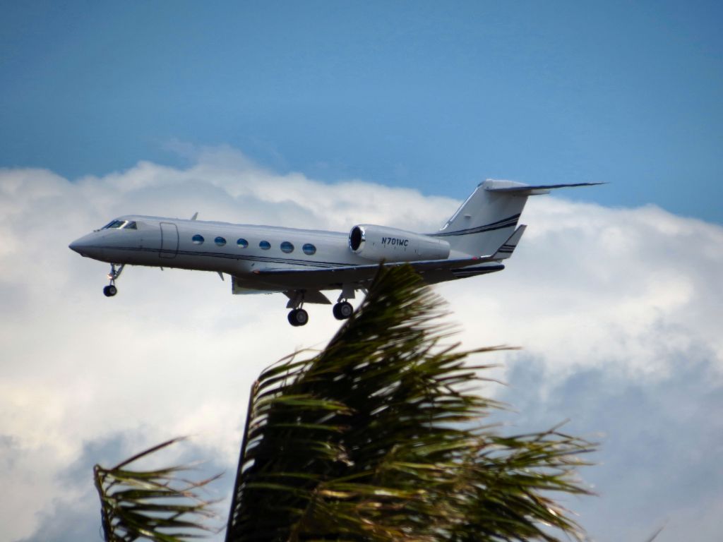 Gulfstream Aerospace Gulfstream IV (N701WC) - Short final to OGG / PHOG Kahului, Maui