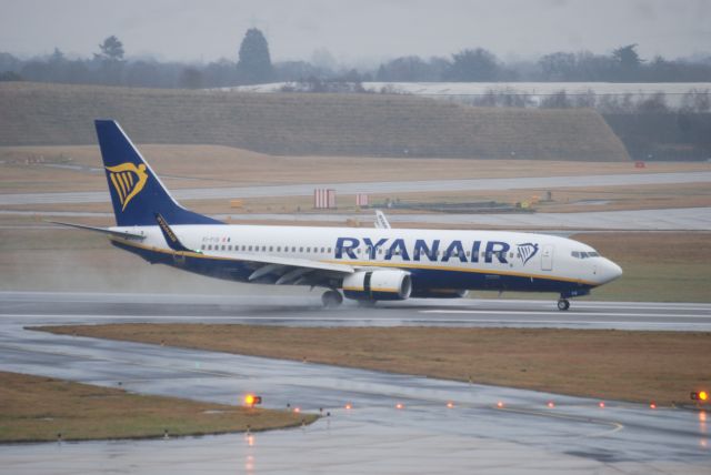 Boeing 737-800 (EI-FIS) - Just landed at Birmingham