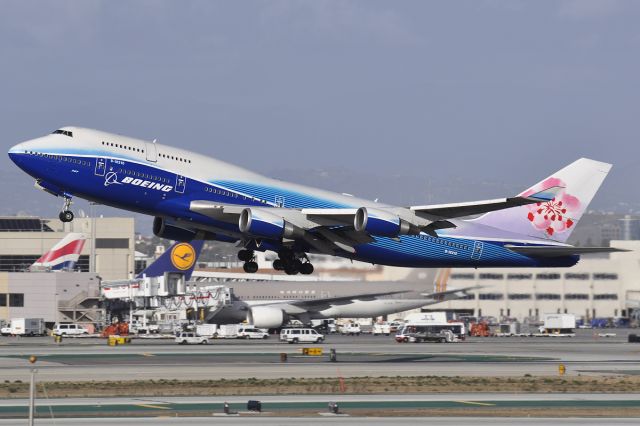 Boeing 747-400 (B-18210) - 25R take off.