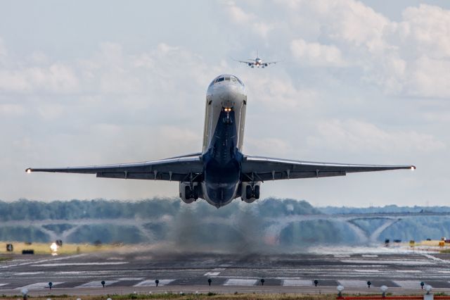 McDonnell Douglas MD-88 (N920DE)