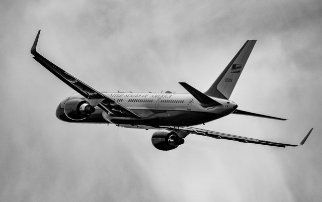 Boeing 757-200 (99-0004) - For all those Black and White picture lovers!