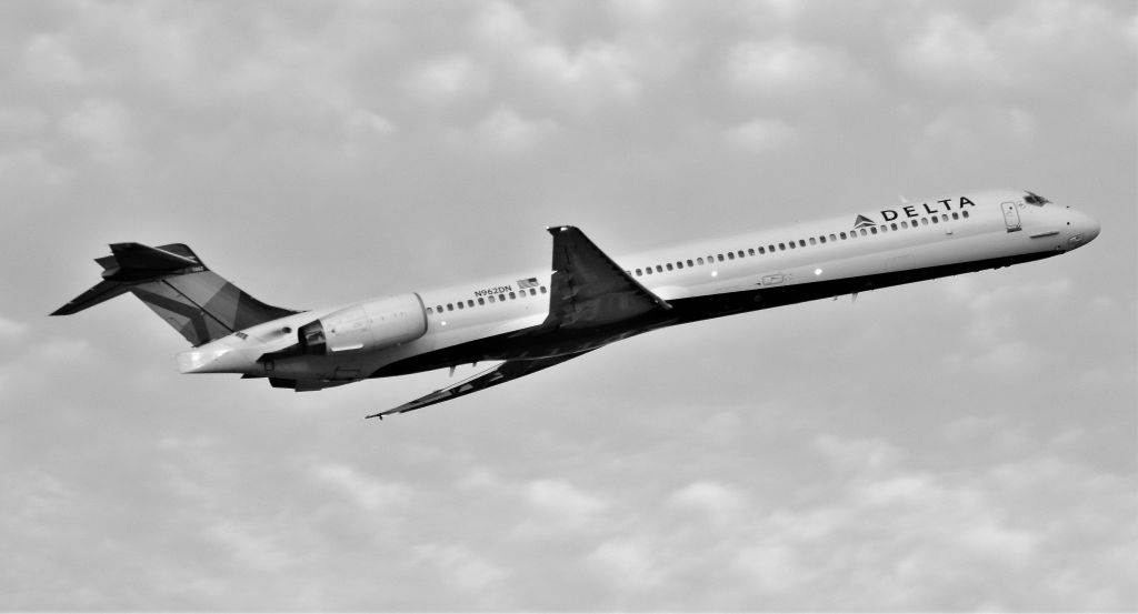 McDonnell Douglas MD-90 (N962DN) - Delta Air Lines MD90 departing IAH Airport.  Houston, Tx.