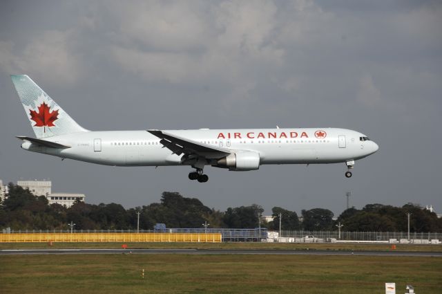 BOEING 767-300 (C-FMXC) - Landing at NRT Airport Runway 16R on 2011/10/9
