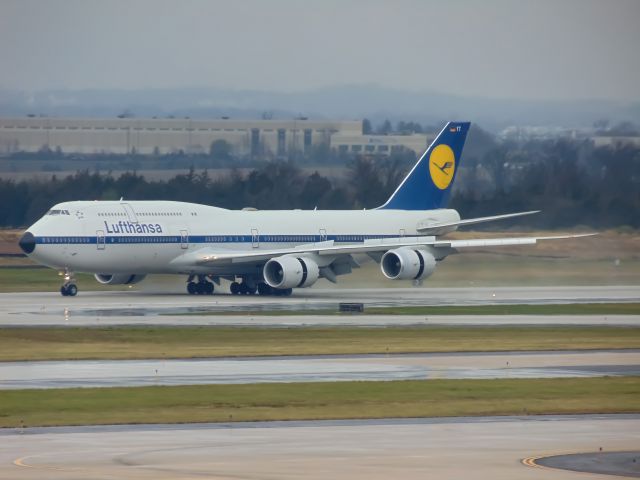 BOEING 747-8 (D-ABYT) - Retro YT reverses on 19C on a rainy day.