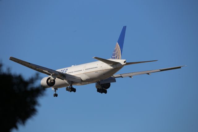 Boeing 777-200 (N795UA)