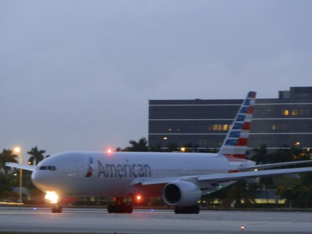 BOEING 777-300ER (N729AN)