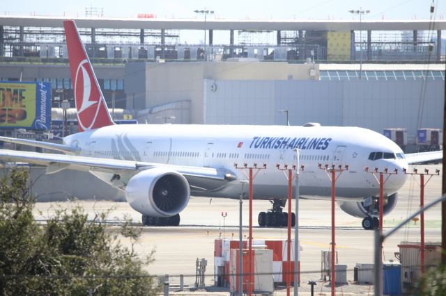 BOEING 777-300ER (TC-LJE)