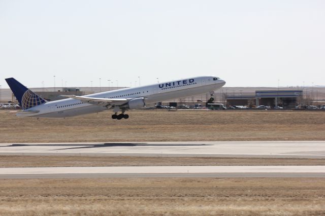 BOEING 767-400 (N77066)