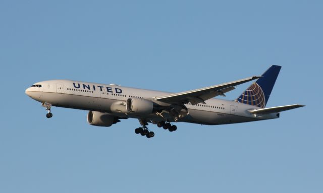 Boeing 777-200 (N768UA)