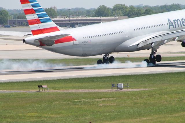 Airbus A330-300 (N270AY) - Nice smoke!