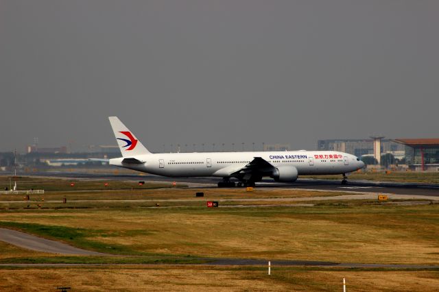 BOEING 777-300 (B-2001)