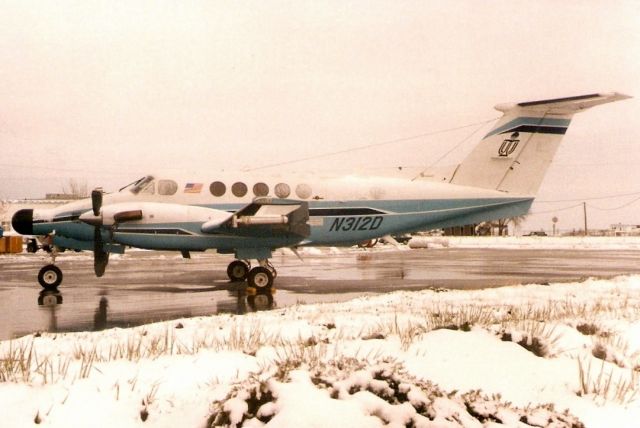 Beechcraft Super King Air 200 (N312D) - Seen here in Apr-95.  Reregistered VH-LAB 28-Nov-97.