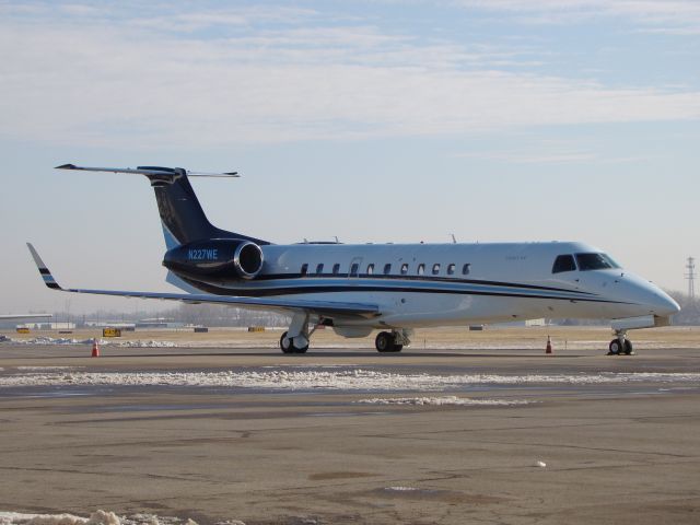 Embraer ERJ-135 (N227WE)