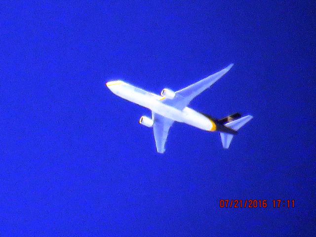 BOEING 767-300 (N348UP)