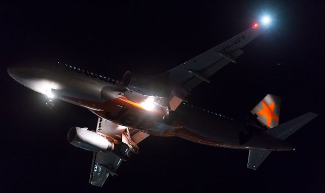 Airbus A320 (VH-VFY) - Short Final to runway 01.