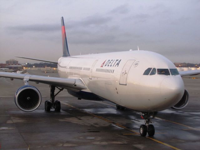 Airbus A330-300 (N818NW)
