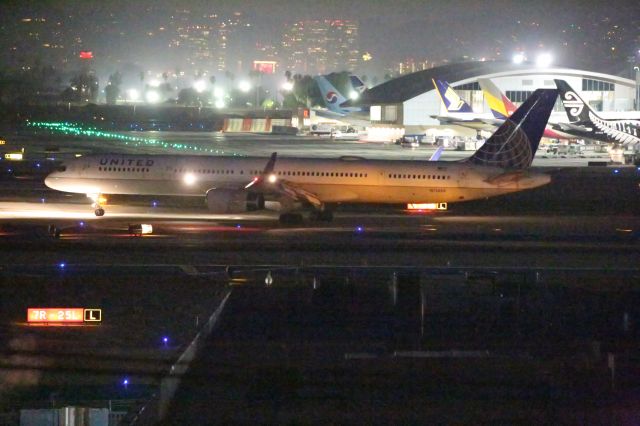 BOEING 757-300 (N75858)