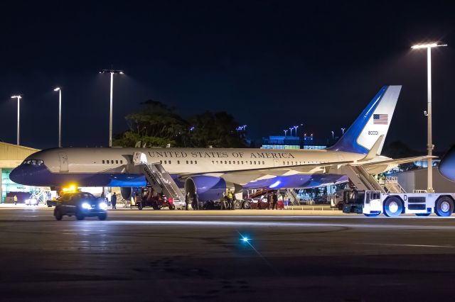 Boeing 757-200 (99-0004)