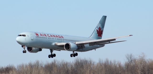 BOEING 767-300 (C-GLCA) - Arriving Runway 25, ACA889 heavy