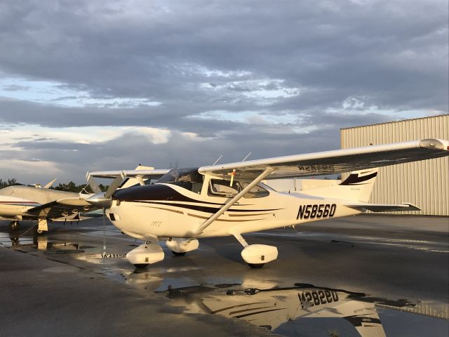 Cessna Skylane (N58560)