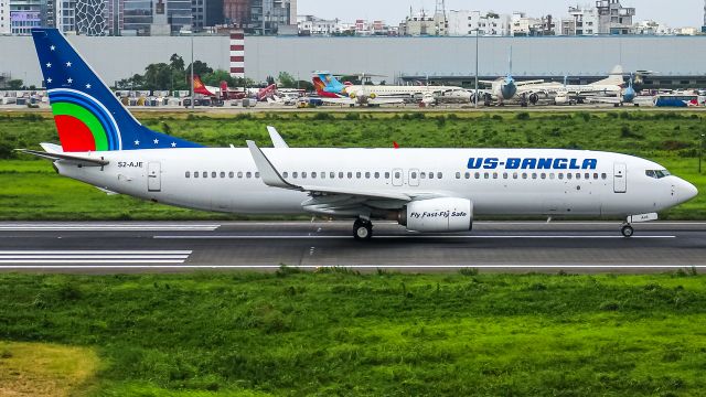 Boeing 737-700 (S2-AJE)