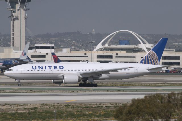 Boeing 777-200 (N220UA) - N220UA  Boeing  B777-222  UAL  KLAX  20130304  4231