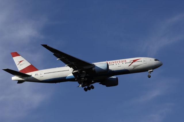 Boeing 777-200 (OE-LPA) - Final Approach to Narita Intl Airport Rnwy34L on 2012/10/13