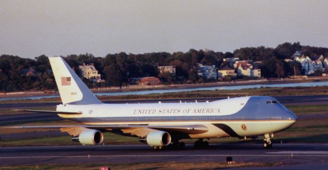 Boeing 747-200 (82-8000)