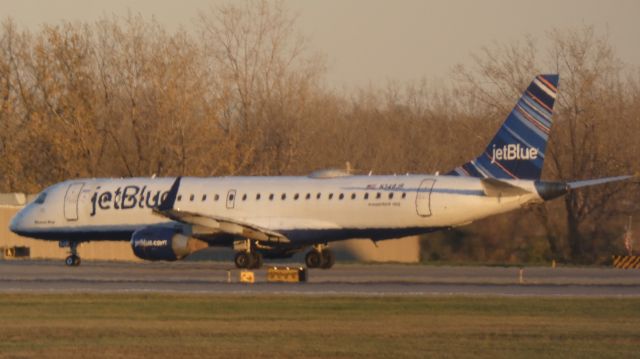 Embraer ERJ-190 (N348JB) - This guy has some paint faded off 