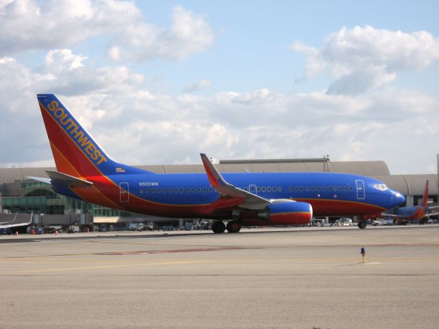 Boeing 737-700 (N925WN) - Holding on RWY 19R