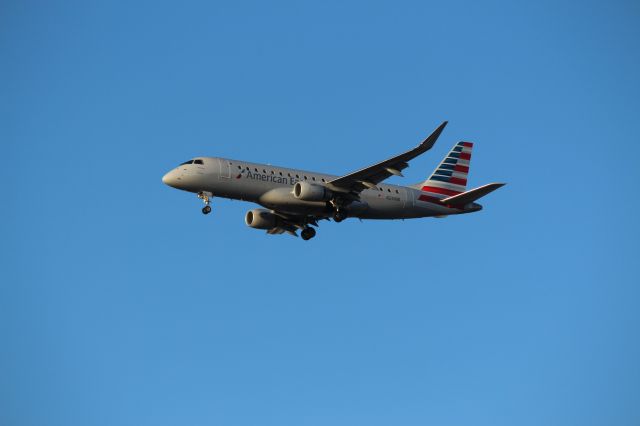 Embraer 175 (N241NN) - Landing 28C