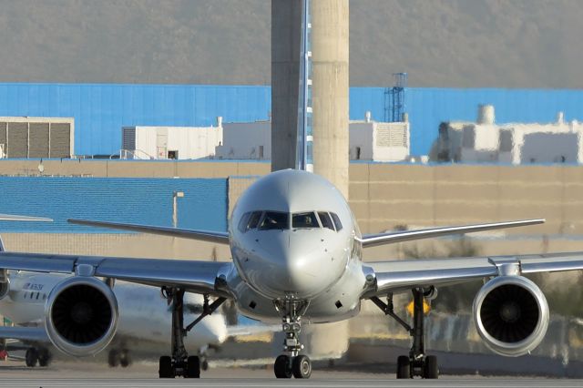 Boeing 757-200 (N207UW)