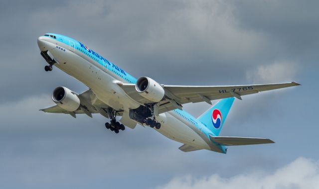 Boeing 777-200 (HL7765)