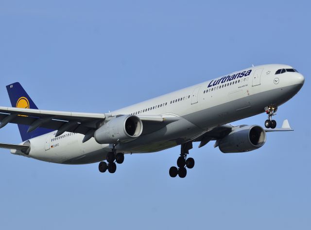 Airbus A330-300 —