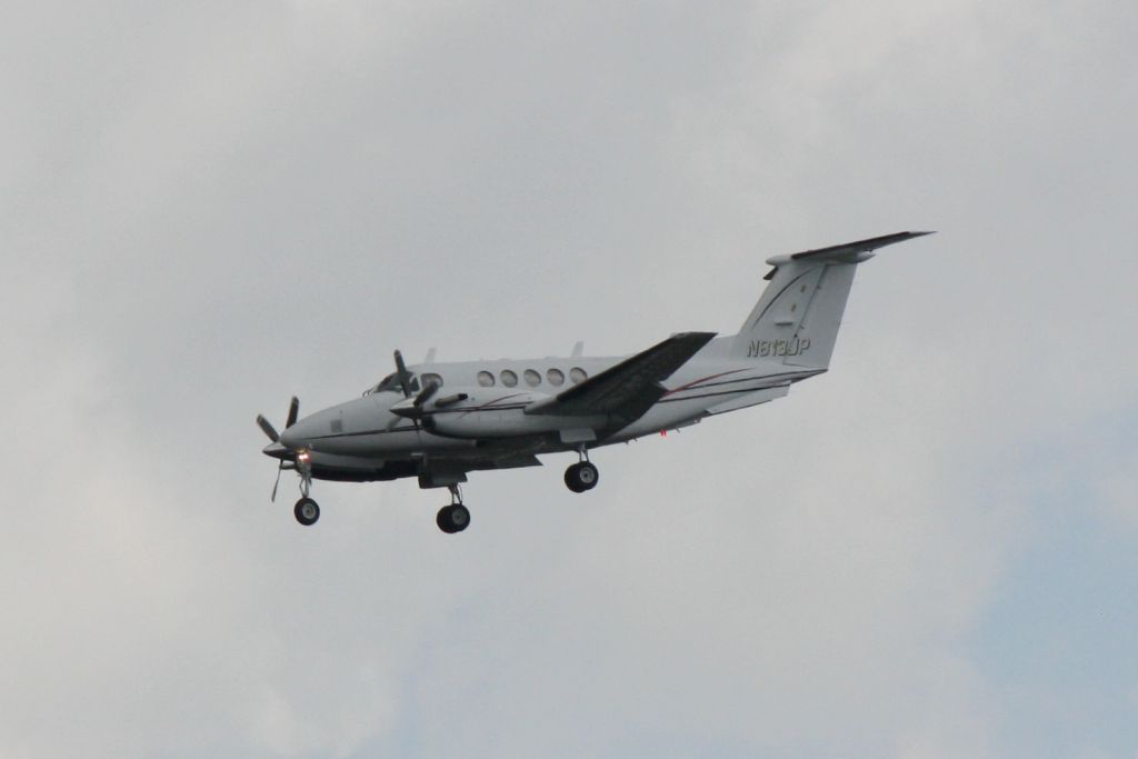 Beechcraft Super King Air 200 (N813JP) - King Air 200 (N813JP) on approach to Sarasota-Bradenton International Airport following a flight from Tallahassee Regional Airport