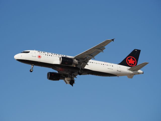 Airbus A320 (C-FZQS) - Out spotting to catch this Airbus A320-200 in Air Canada's new livery.