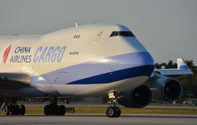 Boeing 747-400 (B-18716) - Lining up on RWY 9