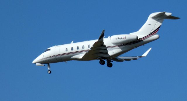 Canadair Challenger 350 (N744QS) - On final is this 2017 Bombardier Challenger 350 in the Autumn of 2020.