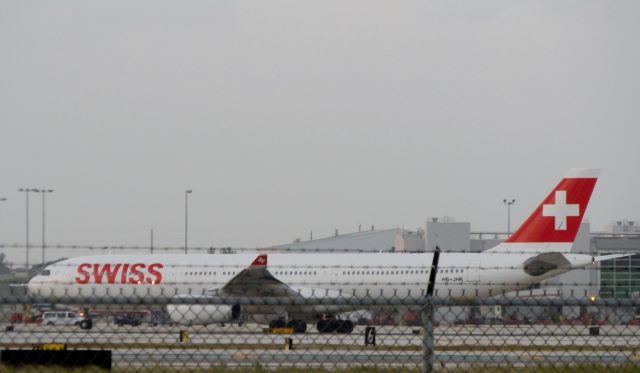 Airbus A330-300 (HB-JHK)