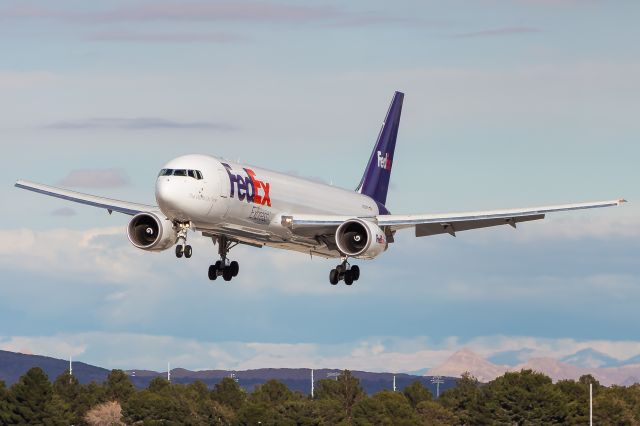 BOEING 767-300 (N138FE)