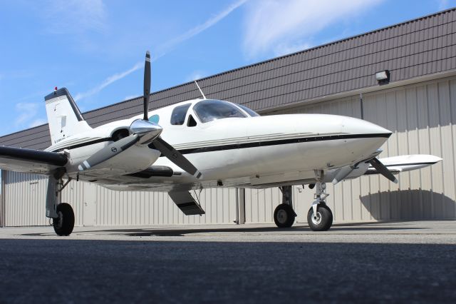 Cessna 421 (N555RF)