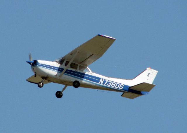 Cessna Skyhawk (N738DG) - Off of runway 32 at Downtown Shreveport.