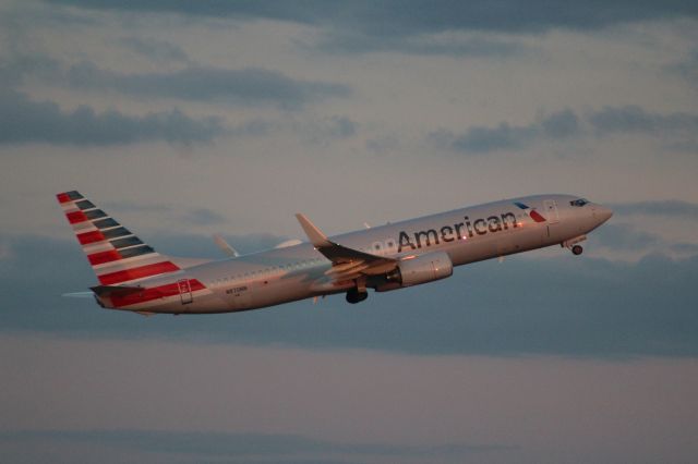 Boeing 737-800 (N870NN)